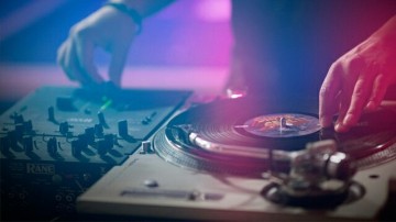 "DJ ОМОН". Очень вежливые люди зашли в ресторан