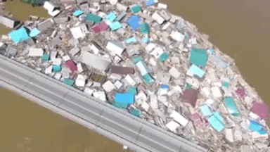 То, что было домом. У моста в Тулуне собралась "пробка" из разрушенных зданий. Последствия наводнения — видео с беспилотника