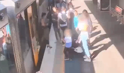 Не оставляйте ребёнка без присмотра на платформе: появилось шокирующее видео