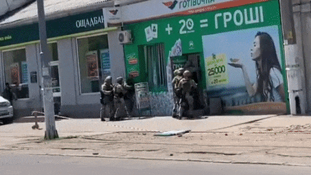 Через окно быстрее. Одесский спецназ не смог выбить дверь в ходе штурма — видео