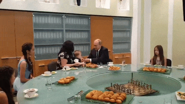 "Кусай! Молодец!" Путин покормил карапуза кексом — видео