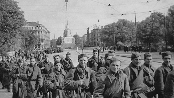 Латвия выразила России протест из-за салюта в честь освобождения Риги