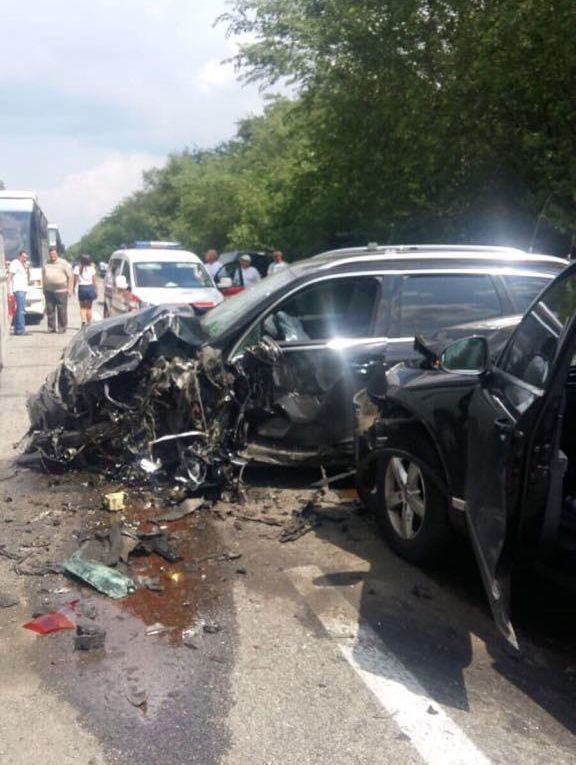 Три авто из кортежа президента устроили ДТП с автобусами, в которых ехали дети