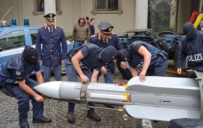 У воевавших в Донбассе итальянцев изъяли ракету