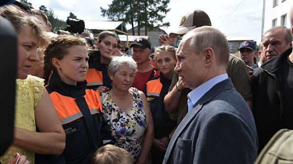 Путин встретился с пострадавшими от паводка в Иркутской области и пообещал маленькому жителю Тулуна следить за ремонтом "утонувшего" детсада