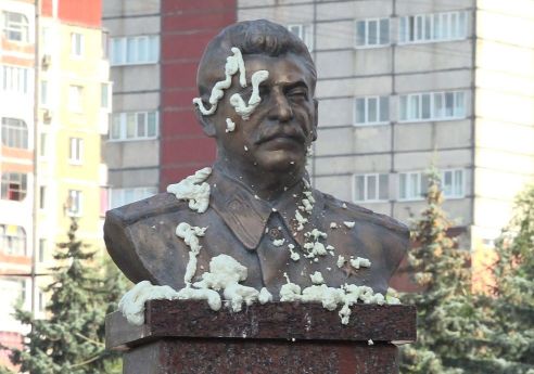 В России повредили бюст Сталина и взорвали офис КПРФ