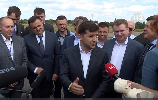 \"Где вы это взяли? Это ужас\". Зеленский не принял в подарок свой ...