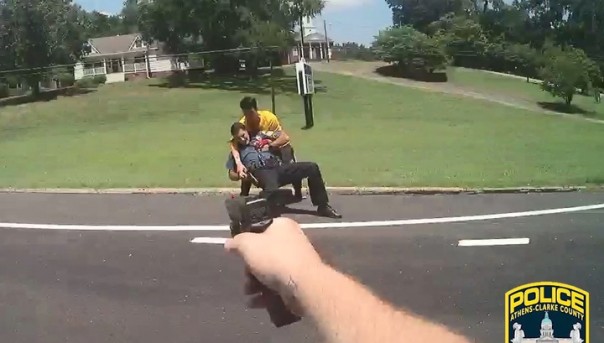 Преступник с ножом успел ранить полицейского перед смертью