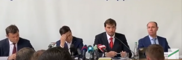 ЗЕ таки словил приход. Видео со странным поведением Зеленского появилось в Сети