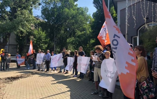 В Киеве укроозабоченные пикетируют NewsOne из-за телемоста с РФ