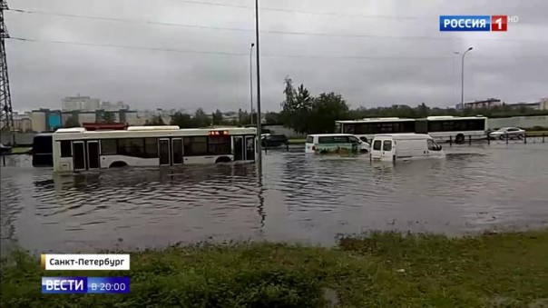 Петербург поплыл: мощнейший ливень превратил улицы города в реки