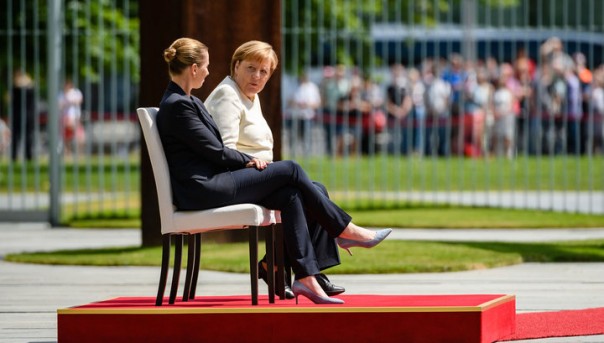 Изменили протокол. Из-за дрожи Меркель разрешили слушать гимн сидя