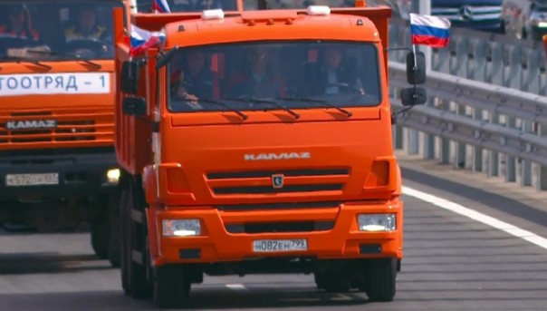 Пари: Зеленский прокатится по мосту на КамАЗе, как Путин