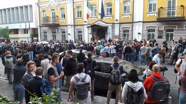 Нацозабоченные протестуют у посольства Италии в Киеве | Ярош призвал захватывать итальянцев | Зеленский дал задание МИД и ГПУ