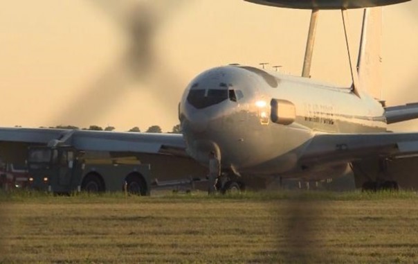 Американский военный самолет загорелся в воздухе | Самолет Belavia выкатился за пределы ВПП в Киеве