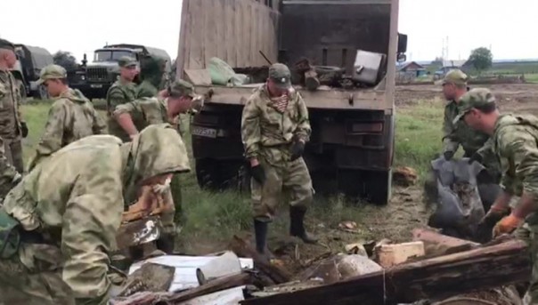 Иркутская область: армия и Росгвардия очищают территорию от завалов