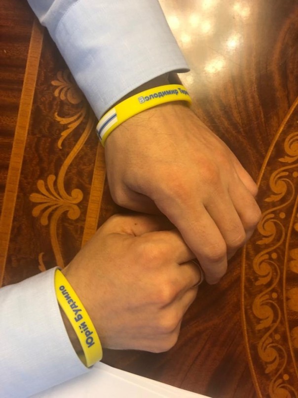 Зеленский заявил, что носит браслеты с фамилиями арестованных моряков