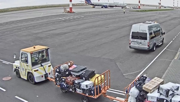 Сотрудники аэропорта в Волгограде почти год воровали вещи пассажиров. Видео