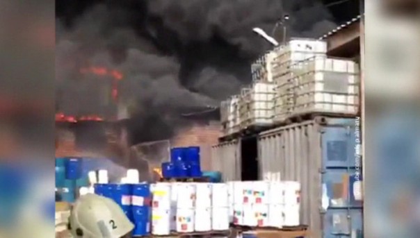 В Алма-Ате полыхает склад с тоннами краски