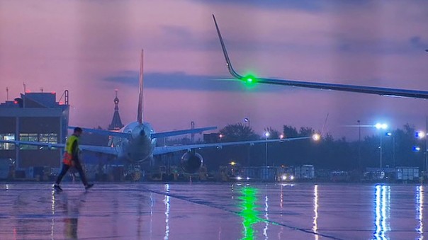 В аэропорту Шереметьево восемь человек пострадали во время эвакуации из самолета. Спасая внучку, мужчина спрыгнул с крыла и сломал ногу