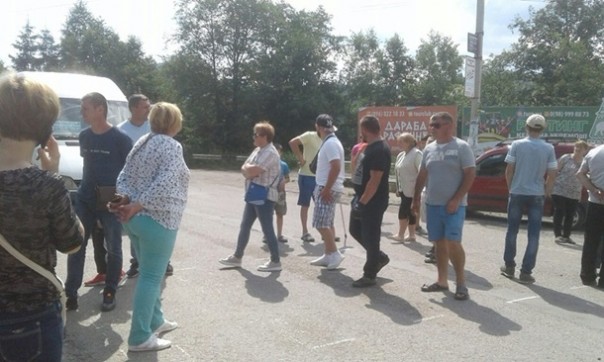 На Прикарпатье жители перекрыли дорогу, требуя ее ремонта