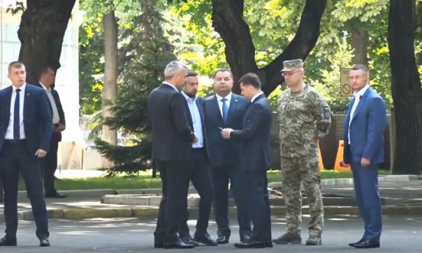 Зеленский оттолкнул министра обороны Украины