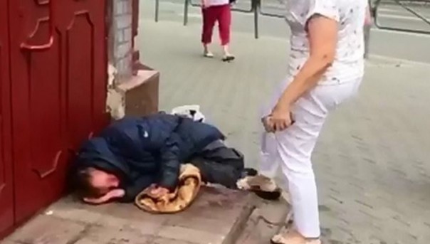 "Должно стать уроком": чиновницу, пинавшую ногами бездомного, уволили из Росреестра