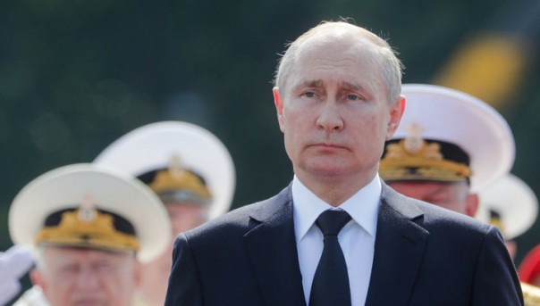 Путин на "Рапторе" приветствовал участников главного военно-морского парада | В День ВМФ Медведев приехал в Севастополь