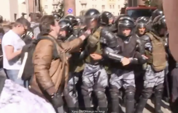СРОЧНО: на видео засняли, как оппозиционеры избивают полицейских