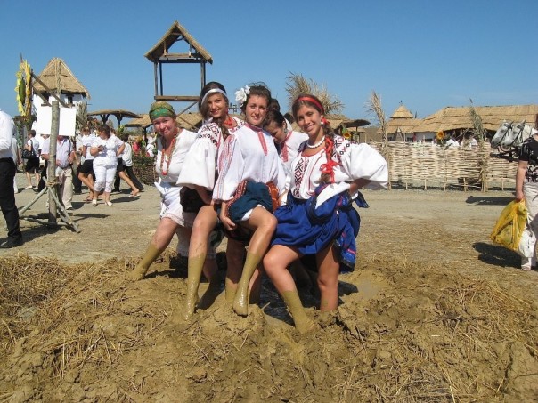 [18+] Выпившие «жиночки» устроили эротическое шоу недалеко от границы с Крымом