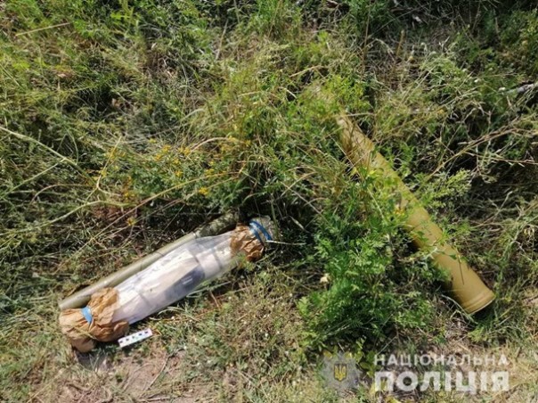 В Днепропетровской области на улице нашли оружие и боеприпасы | В Николаеве мужчина спрятал гранату на детской площадке | У наркодельца изъяли арсенал