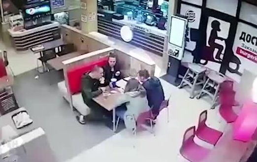 Массовая драка со стрельбой в кафе в Петербурге попала на видео