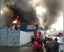 Серьезный пожар на Енисейском рынке в Красноярске запечатлен на видео | Площадь пожара на складе в Красноярске выросла до 1 тыс. кв. м.