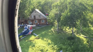 Три человека пострадали при жесткой посадке туристического вертолета на Камчатке