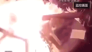 Камера наблюдения сняла мощный взрыв внутри мастерской, где погибло 4 механика