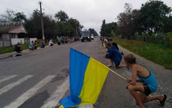 Под Житомиром "нерабы" встретили труп мертвого хрюмберга на коленях