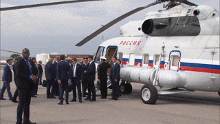 Для перелёта Путина во Францию привезли российский вертолёт | Брижит Макрон сняла лонгетку ради фотографии с Путиным