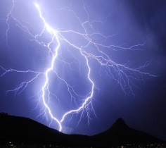 Три паукообразные молнии размером с Канзас вспыхнули в Бразилии и США. Ничего мощнее в истории наблюдений еще не было