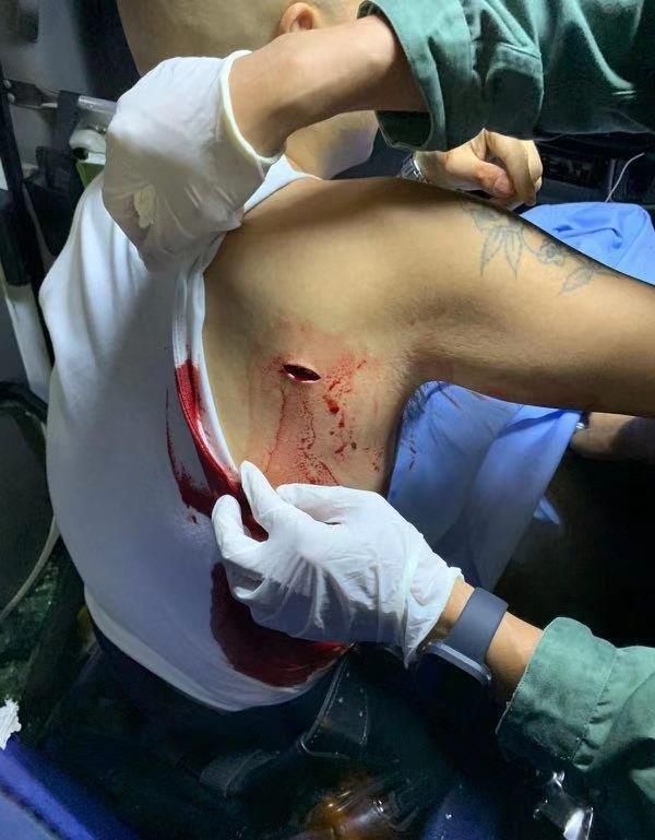 Полиция применила оружие на протестах в Гонконге | "Mирные протестующие" пырнули ножом полицейского