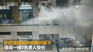 Камеры сняли, как крыша ТЦ после сильного ливня обрушилась прямо на девушку