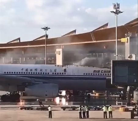 Пассажирский лайнер, загоревшийся в аэропорту Пекина, сняли на видео