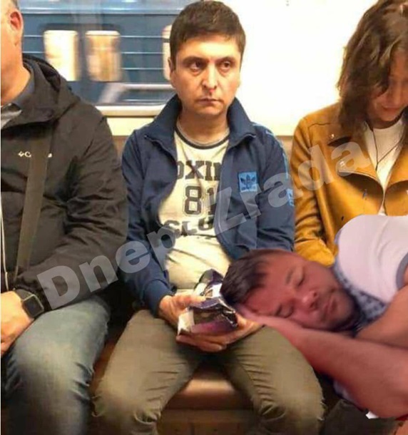 В соцсетях высмеяли спящего на коленях Богдана