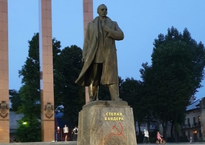Во Львове памятник Бандере украсили серпом и молотом