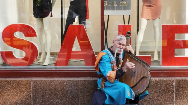 «Сапожник без сапог»: Как Киев распродаст страну?