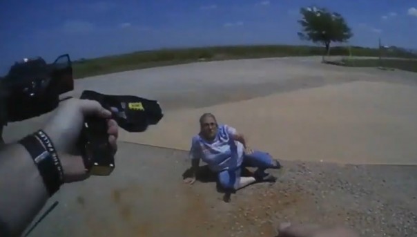 Пожилая женщина получила разряд из тазера после споров с полицейским. Видео