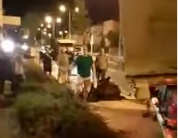 Фермеры во Франции забросали тоннами навоза офис партии Макрона