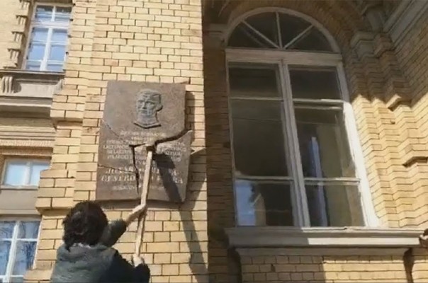 Зря в Вильнюсе сняли памятную доску убийце