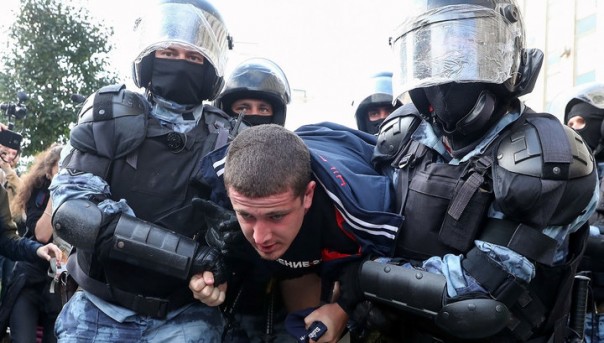 Несанкционированная акция в Москве: задержаны 600 участников из 1500. Появился еще один фигурант | Газ, травматы, нож и бита: арсенал участников акции