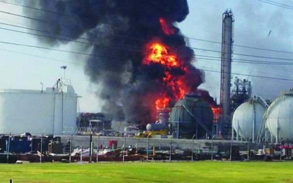 Горят заводы, горят газопроводы: инфраструктура США продолжает рушиться