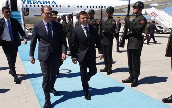 Зеленский прилетел в Турцию с первым официальным визитом